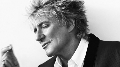 Rod Stewart estreia no topo da parada britânica com seu novo disco. Cher fica em segundo