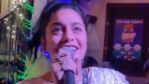 Vanessa Hudgens se diverte cantando hit do filme "High School Musical" em karaokê. Veja!