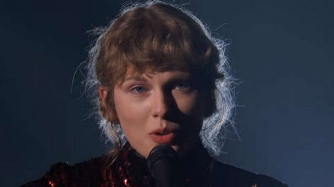 Taylor Swift canta "betty" na cerimônia de entrega do Academy of Country Music Awards!