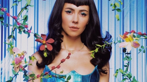 MARINA lança o álbum "Ancient Dreams in a Modern Land". Ouça com as letras!