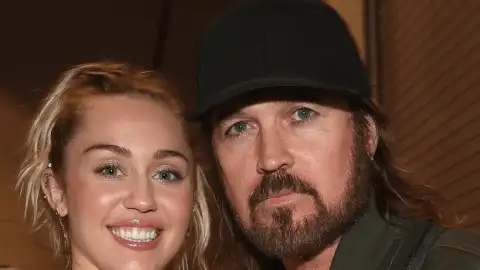 Miley Cyrus revela que seu pai, Billy Ray, chorou quando ela lhe presenteou com a música “Secrets"