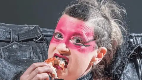 Peaches anuncia primeiro álbum em 10 anos e lança o single "Not In Your Mouth None of Your Business"