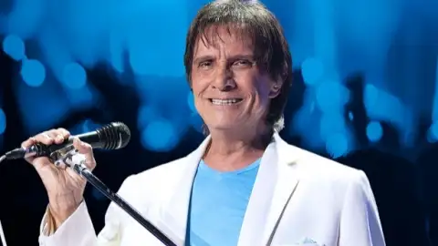 Roberto Carlos sofre acidente com seu Cadillac em gravação e é levado a hospital em Gramado