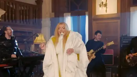 La Oreja de Van Gogh está de volta com "Todos Estamos Bailando La Misma Canción"