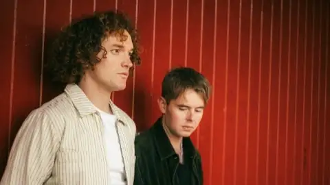 Seafret lança a nova música, "Signal Fire". Escute com letra e tradução!