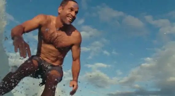 Veja o clipe da nova música, "Hold On To The Light (feat. Hermanos Gutiérrez)", com a letra e a tradução!